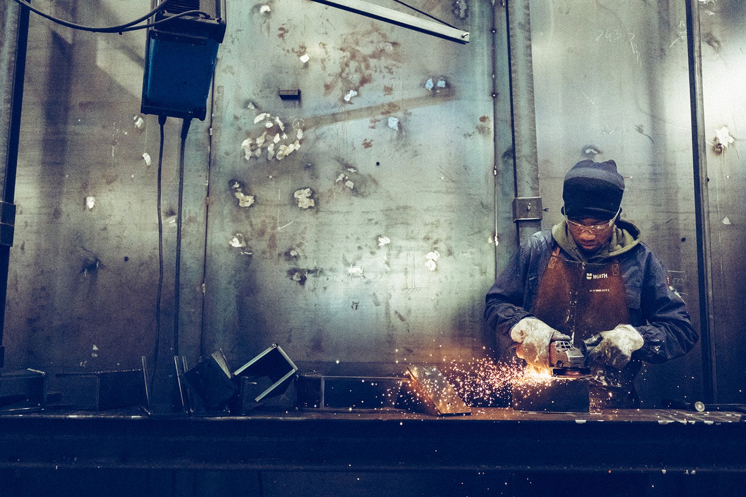 Meulage à l'atelier — gerbe d'étincelles