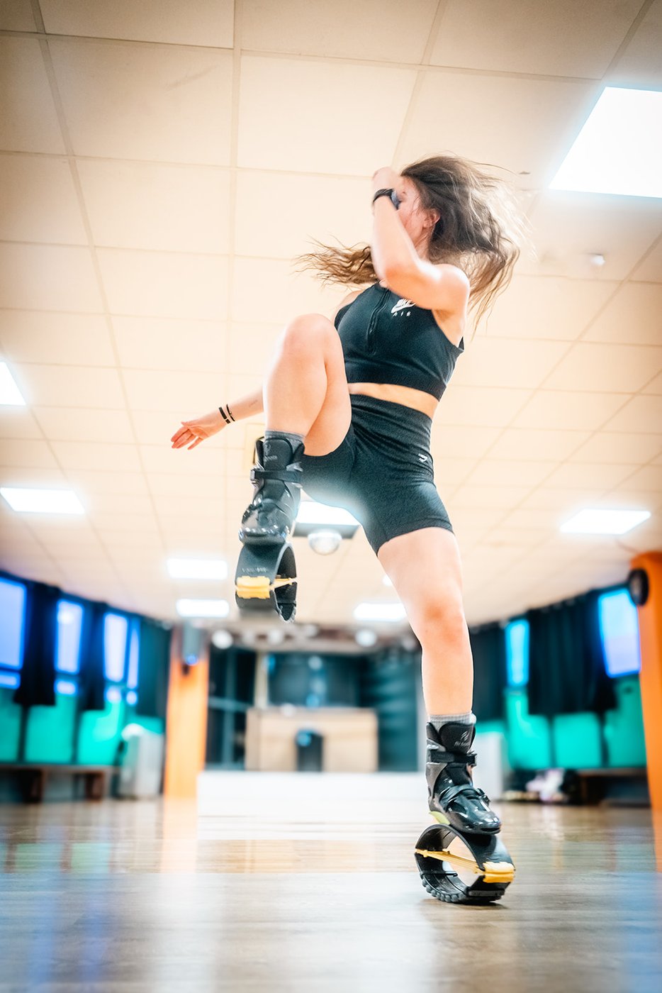 Cours de fitness en plein saut