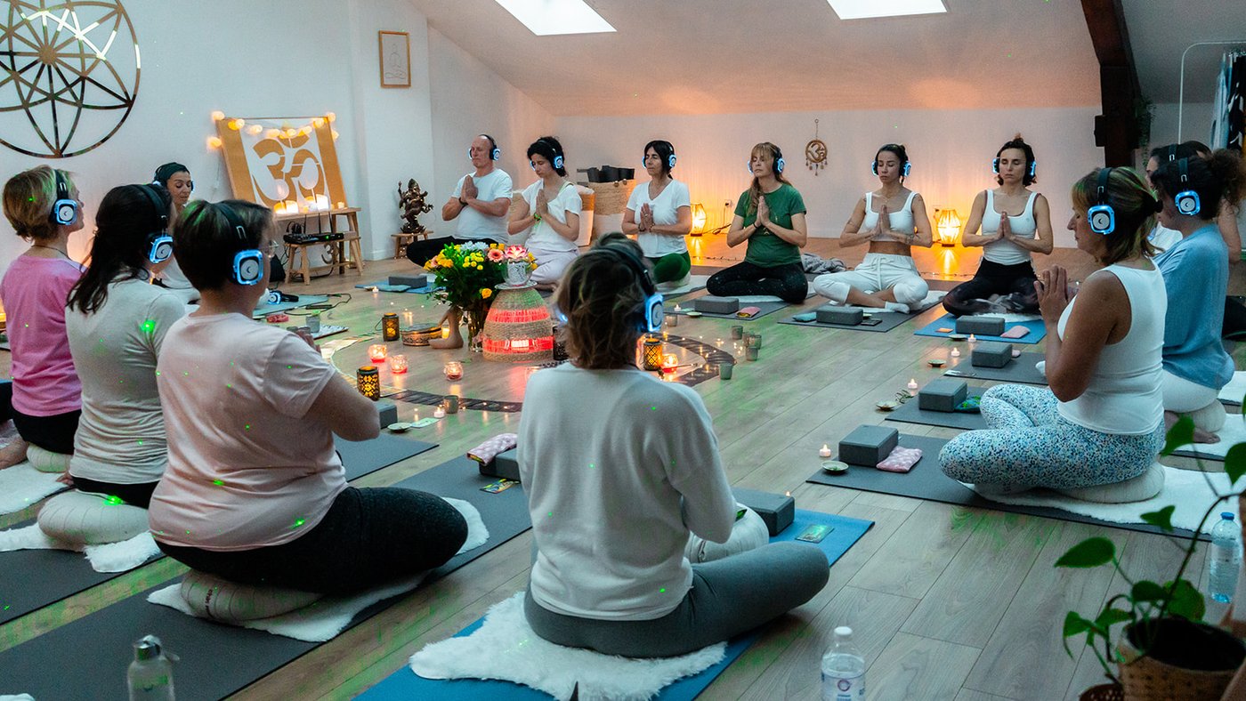 Cours de yoga connecté, vue d'ensemble de la salle