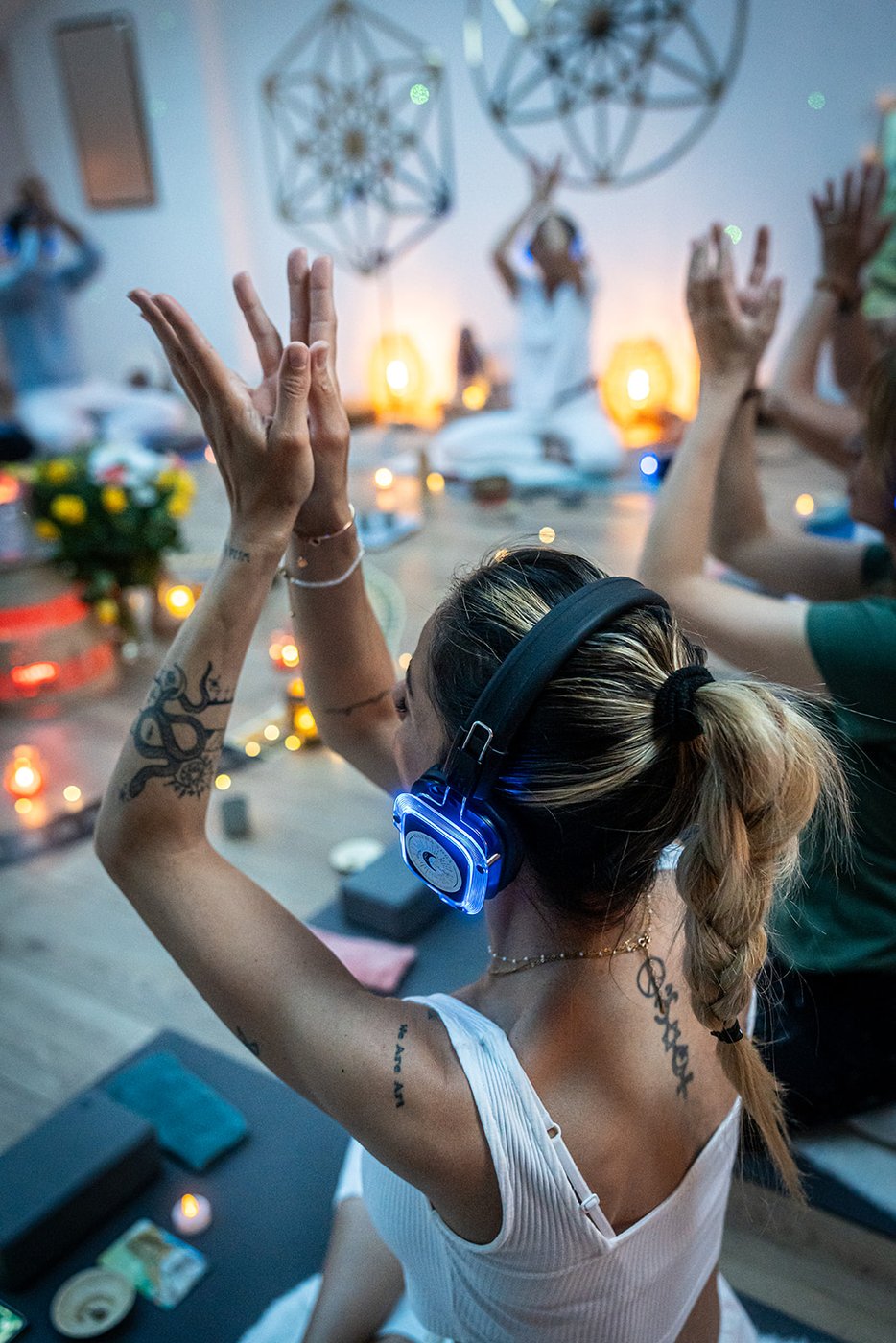 Séance de yoga connecté à la bougie